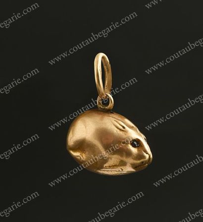 null OEUF PENDENTIF EN OR
En forme de lapin dont les yeux sont sertis de petits saphirs
Usures...