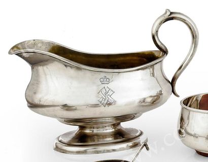 null SAUCIÈRE EN ARGENT
Par OVTCHINIKOFF, Moscou, 1881
De forme ovale, avec prise...