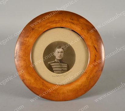 null CADRE.
De forme ronde, en bois naturel, contenant un portrait photographique...