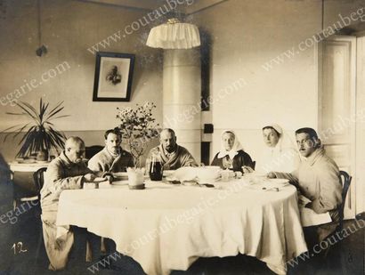 null FAMILLE TRETIAKOW-APOUKHTINE.
Petit album contenant 70 photographies collées...