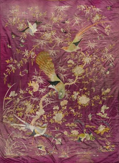 null Tenture brodée aux oiseaux, Chine, vers 1900, satin de soie jaspé violine brodé...