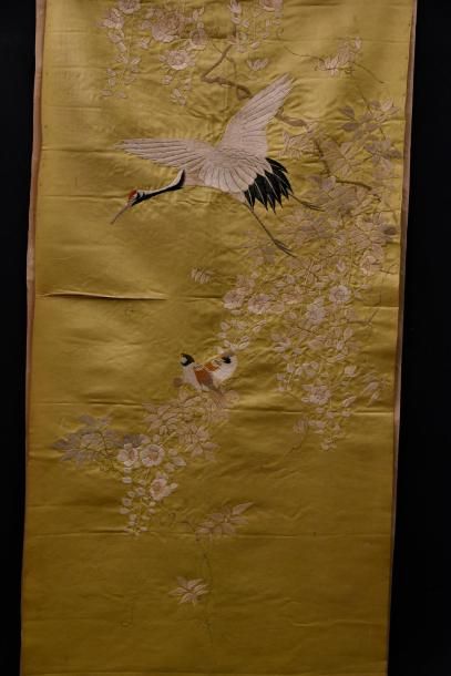 null Feuille de paravent brodée, Japon, vers 1900, satin de soie jaune brodé soie...