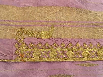 null Aba Syrie, début du XXe siècle, tissage filé or et soie lilas à décor géométrique...