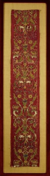 null Ensemble d'orfrois brodés, XVIe siècle, satin de soie rouge brodé en application,...
