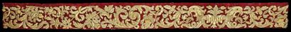 null Bordure brodée, vers 1630, drap de laine rouge brodé soie bis et paille en fort...