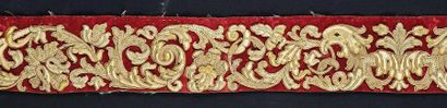 null Bordure brodée, vers 1630, drap de laine rouge brodé soie bis et paille en fort...