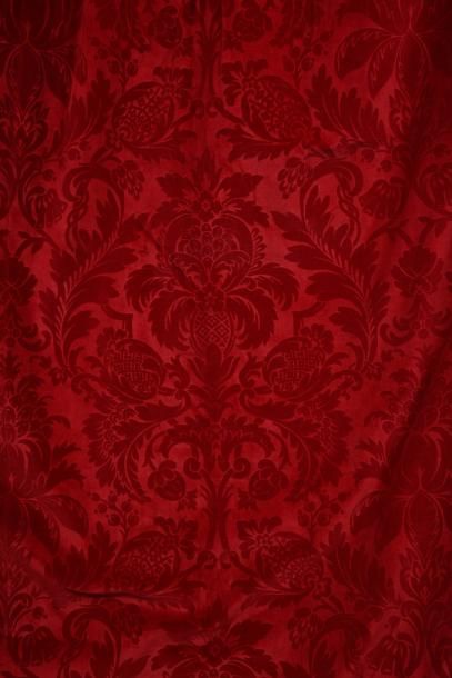 null Bel ensemble de deux paires de rideaux en velours gaufré rouge, style Régence,...