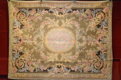 null 
Important tapis de style Savonnerie dans le goût du XVIIIe siècle. XXe siècle....