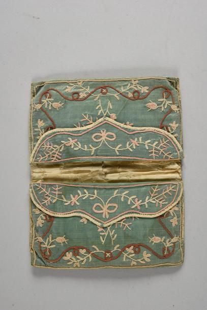 null Portefeuille, époque Louis XVI, en taffetas vert à décor floral brodé soie crème;...