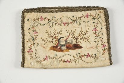 null Rare portefeuille en taffetas peint, époque Louis XVI, dessus orné d'un trophée...