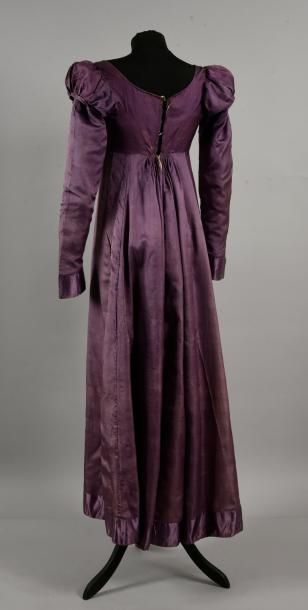 null Robe habillée, vers 1815, robe taille haute à décolleté coulissé en sergé de...