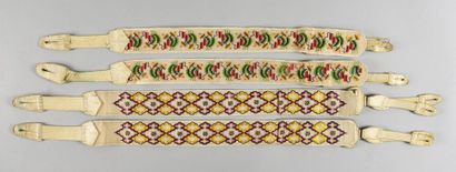 null Deux paires de bretelles, vers 1830-1850, en gaze de coton brodée soie polychrome,...