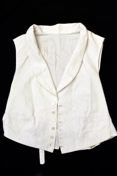 null Gilet, vers 1830-1840, gilet col châle à petite poches fendues en coton façonné...