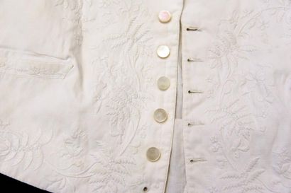 null Gilet, vers 1830-1840, gilet col châle à petite poches fendues en coton façonné...