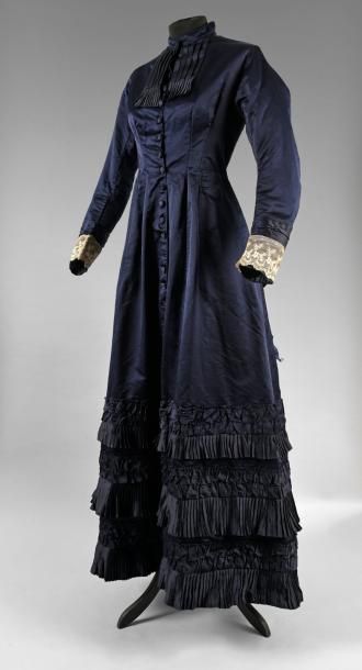 null Robe de voyage, vers 1880, robe en satin de soie bleu nuit à fermeture boutonnée...