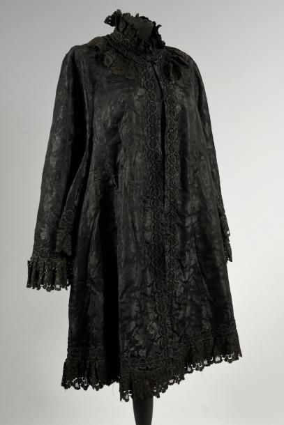 null Visite, vers 1880, damas de soie noir à décor ramagé agrémenté de passementerie...