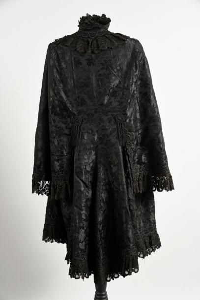 null Visite, vers 1880, damas de soie noir à décor ramagé agrémenté de passementerie...