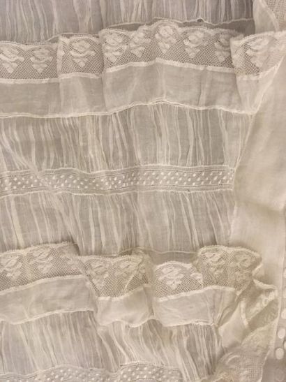 null Robe de baptême, fin du XIXe siècle, mousseline de coton travaillée sur le devant,...