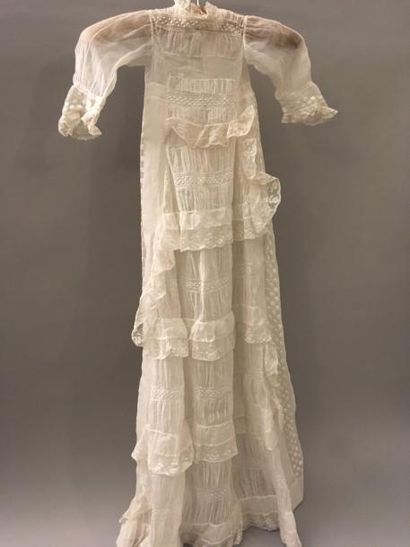 null Robe de baptême, fin du XIXe siècle, mousseline de coton travaillée sur le devant,...