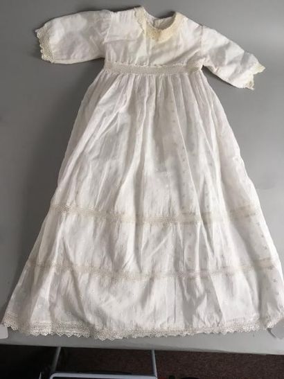 null Réunion de cinq robes de fillettes, fin du XIXe-début du XXe siècle, robes en...