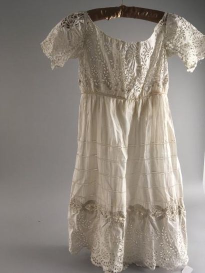 null Réunion de cinq robes de fillettes, fin du XIXe-début du XXe siècle, robes en...
