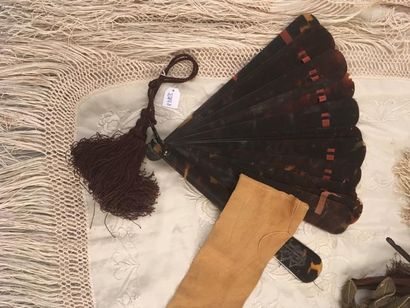 null Réunion d'accessoires du Costume, 1860-1900 environ, deux ombrelles marquise...