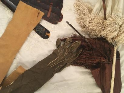 null Réunion d'accessoires du Costume, 1860-1900 environ, deux ombrelles marquise...