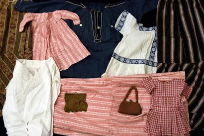 null Partie d'une garde-robe bourgeoise, vers 1880-1900, 3 beaux jupons en toile...