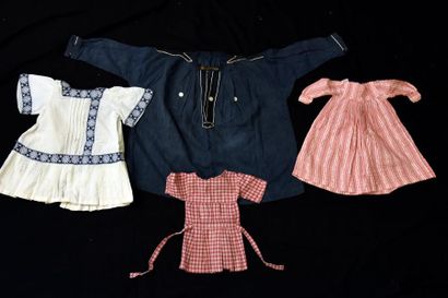 null Partie d'une garde-robe bourgeoise, vers 1880-1900, 3 beaux jupons en toile...