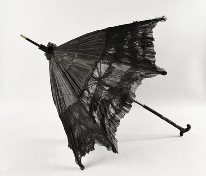 null Quatre ombrelles, vers 1900, la plus remarquable à manche en bois gainé de perles...