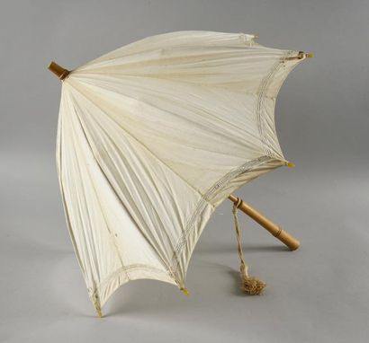 null Quatre ombrelles, vers 1900, la plus remarquable à manche en bois gainé de perles...