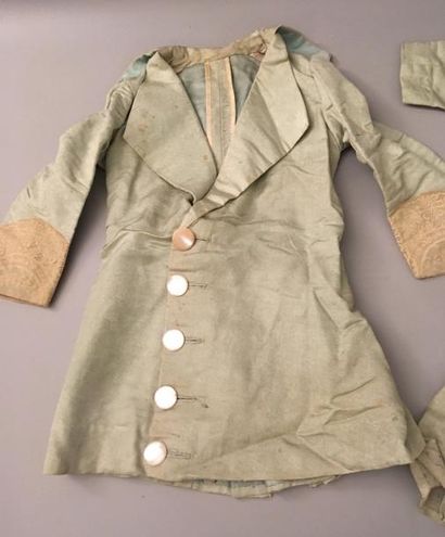 null Ensemble de fillette, vers 1900, robe et manteau en soie gaufrée vert d'eau;...