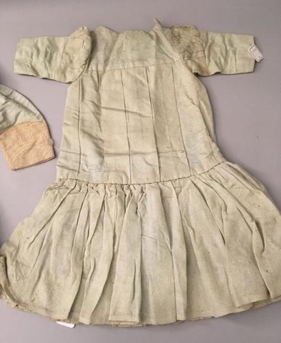 null Ensemble de fillette, vers 1900, robe et manteau en soie gaufrée vert d'eau;...