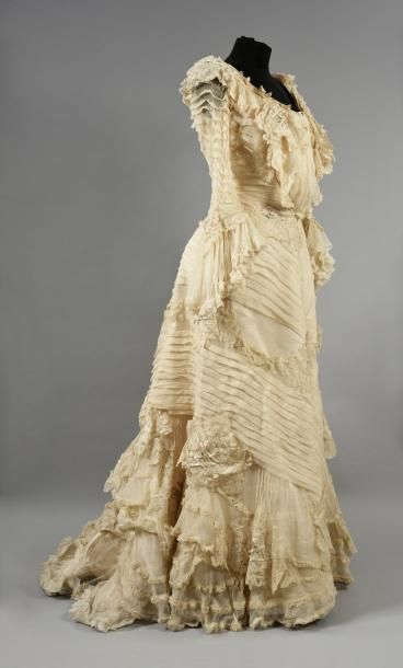 null Robe élégante, vers 1900-1905, robe de dessous en satin crème, la robe de dessus...