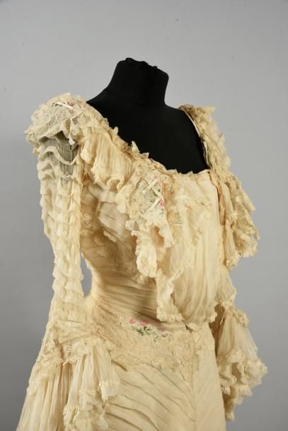 null Robe élégante, vers 1900-1905, robe de dessous en satin crème, la robe de dessus...