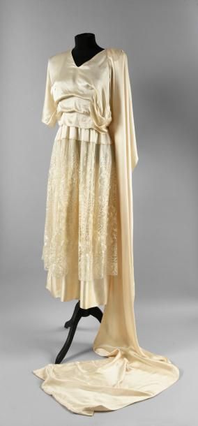 null Robe de mariage, vers 1915-1920, en satin de soie peau d'ange crème. Corsage...