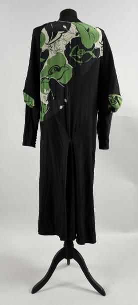 null Deux robes élégantes, vers 1920 et 1930, crêpe de soie noir, l'une travaillée...