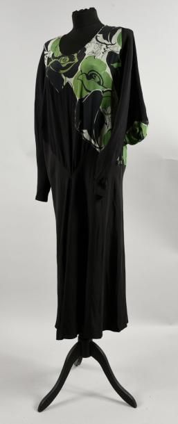 null Deux robes élégantes, vers 1920 et 1930, crêpe de soie noir, l'une travaillée...