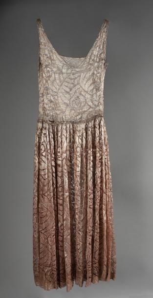 null Robe du soir, vers 1925, robe en dentelle métallique rose à dessin de boutons...