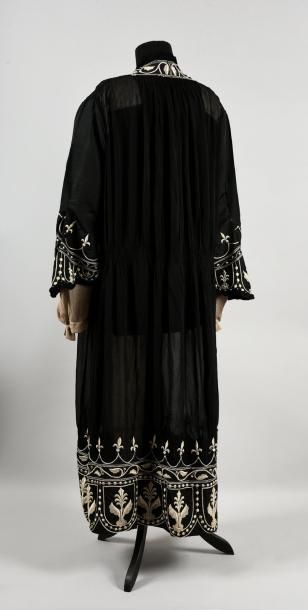 null Robe habillée, vers 1920, robe droite à effet de manteau en crêpe de soie noir...