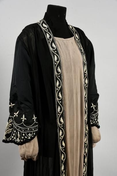 null Robe habillée, vers 1920, robe droite à effet de manteau en crêpe de soie noir...