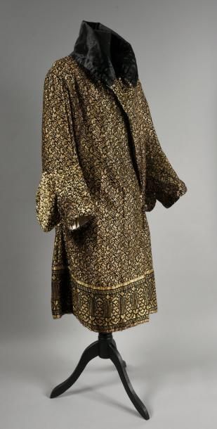 null Manteau du soir, vers 1920-1930, ample manteau croisé fermé par un gros bouton...