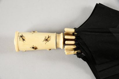 null Ombrelle, Japon, vers 1920-1930, embouts et manche en ivoire à décor d'insectes...