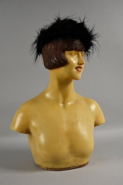 null Mannequin de vitrine, vers 1925, le buste et la tête en cire sculptée et peinte;...