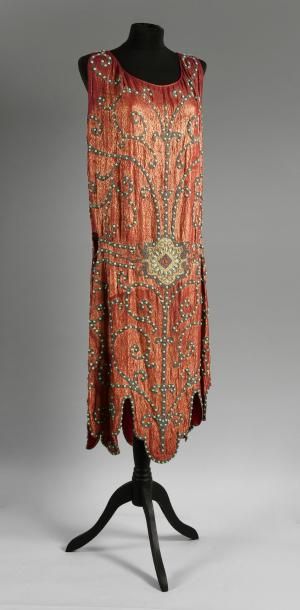 null Robe du soir, vers 1920-1925, robe droite sans manches en crêpe framboise lamé...