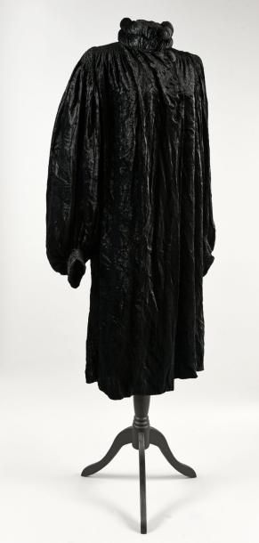 null Cape et manteau du soir en velours, vers 1920-1930, cape violette griffée Gori...