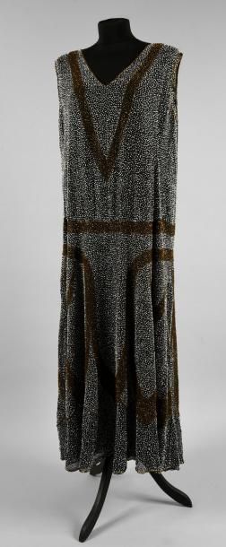 null Robe du soir, vers 1925, robe sans manches en gaze de coton noire brodée en...