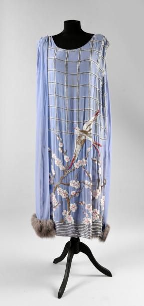 null Robe du soir, vers 1925, robe droite sans manches en crêpe de soie mauve brodé...