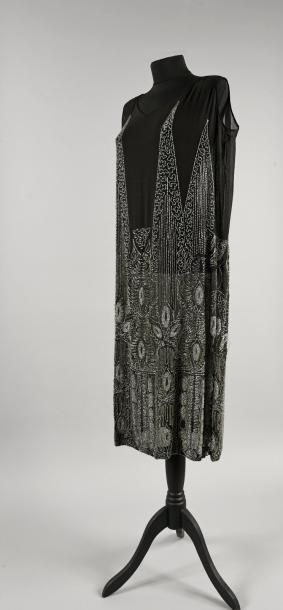 null Robe du soir, vers 1925-1930, robe droite sans manches en crêpe de soie noir...