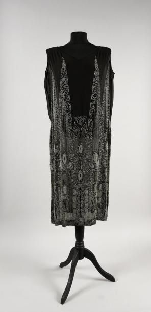 null Robe du soir, vers 1925-1930, robe droite sans manches en crêpe de soie noir...
